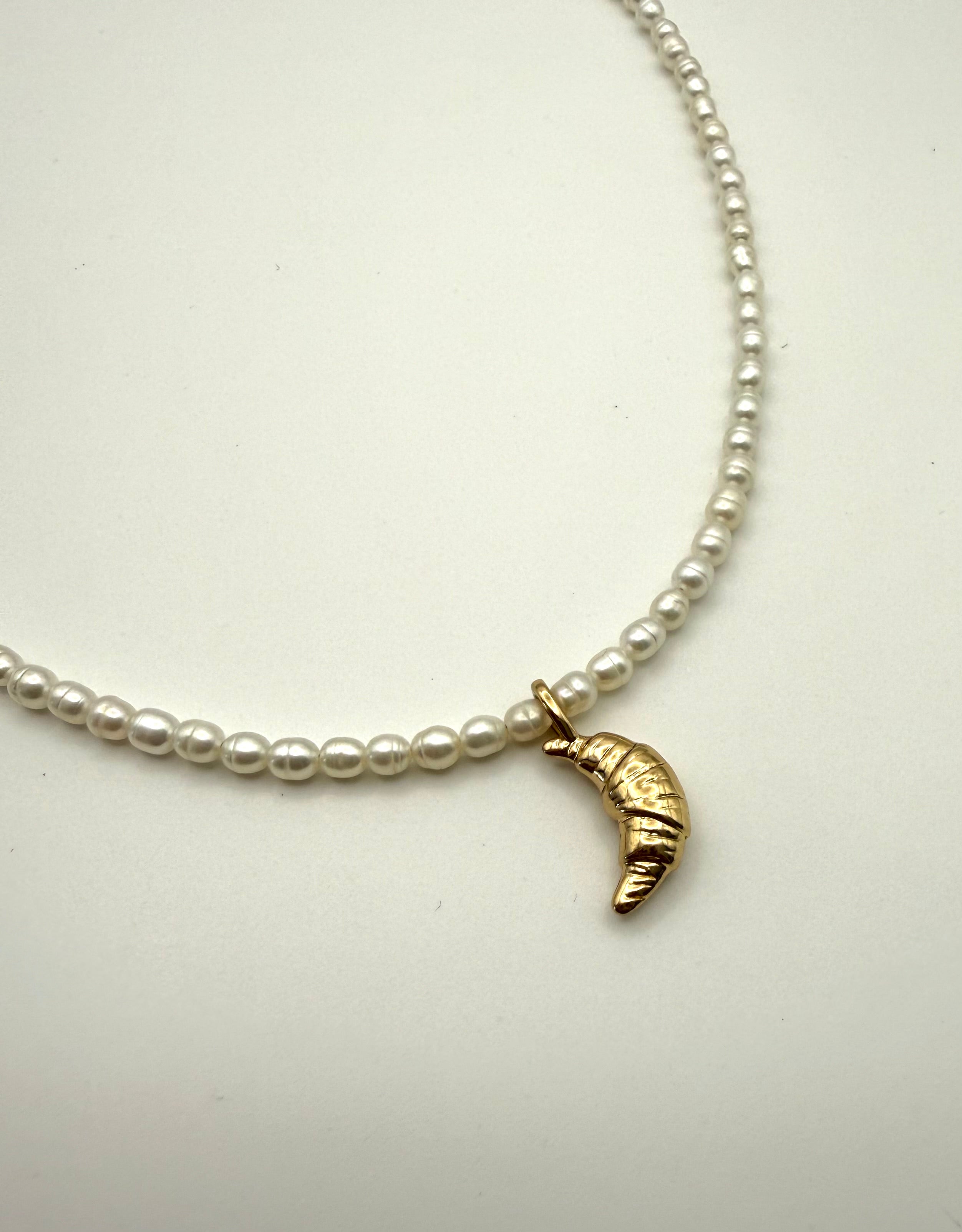 Essence Croissant Choker